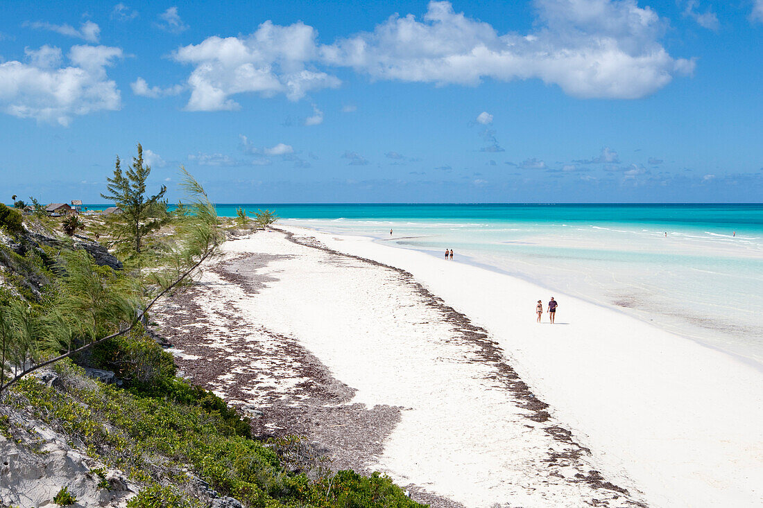Menschen spazieren am feinsandigen Strand Playa Pilar (ausgezeichnet als einer der 10 schönsten der Karibik), Cayo Guillermo (Jardines del Rey), Provinz Ciego de Avila, Kuba, Karibik
