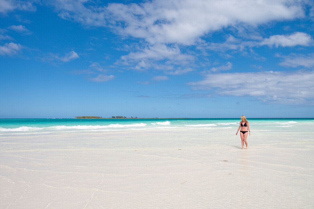 Hübsche junge Frau im Bikini am Strand Playa Pilar (ausgezeichnet als einer der 10 schönsten der Karibik) mit Blick auf Cayo Media Luna, Cayo Guillermo (Jardines del Rey), Provinz Ciego de Avila, Kuba, Karibik