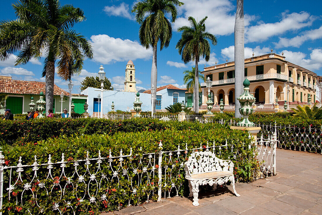 Parkbank an der Plaza Mayor in der Altstadt von Trinidad, Provinz Sancti Spiritus, Kuba, Karibik