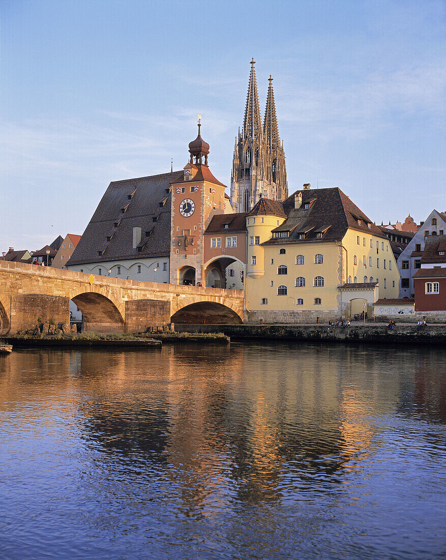 View over the river Danube to Regensburg, Saint Peter's cathedral in background, Regensburg, Bavaria, Germany