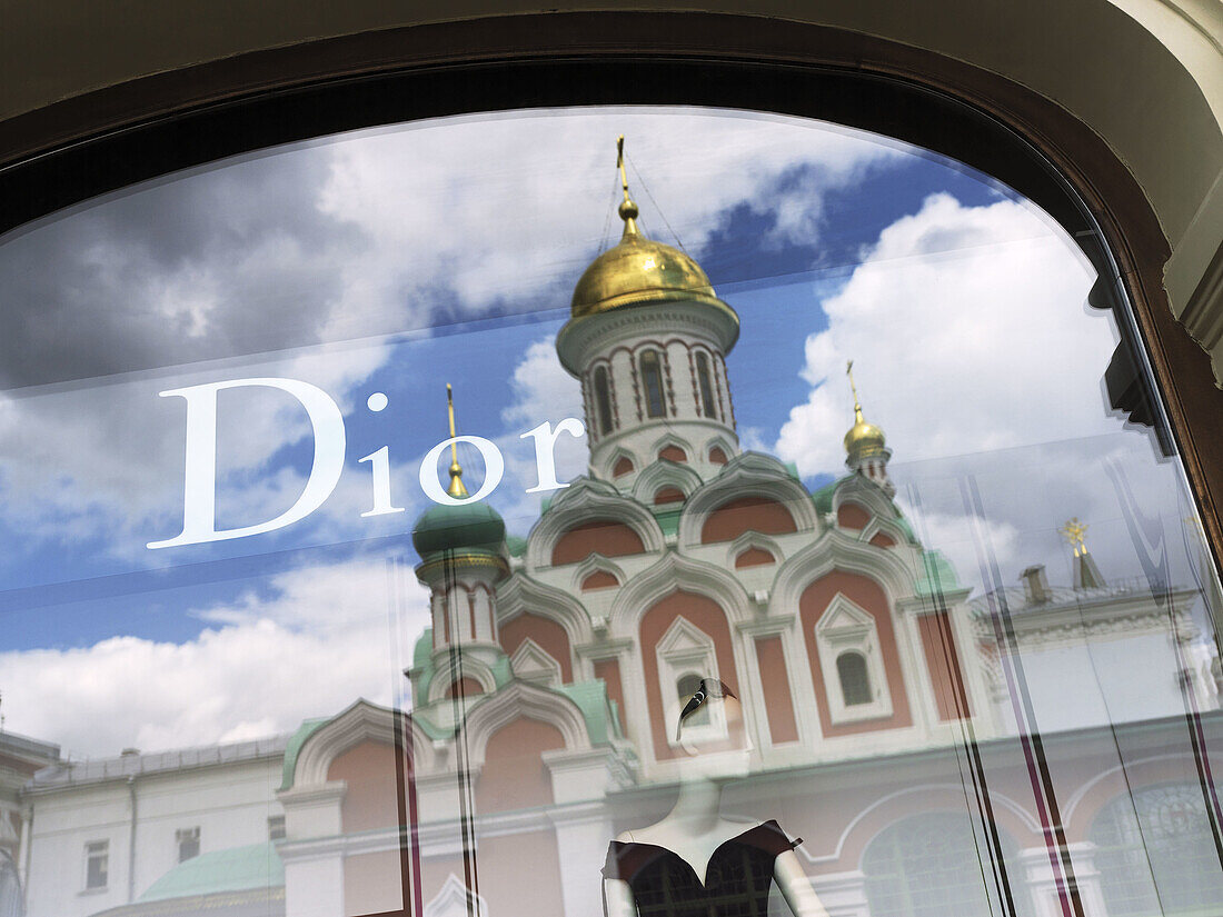 Main department store GUM, Glavnyi Universalnyi Magazin, reflection of the Kazan-Cathedral in the Dior window, Moscow, Russia