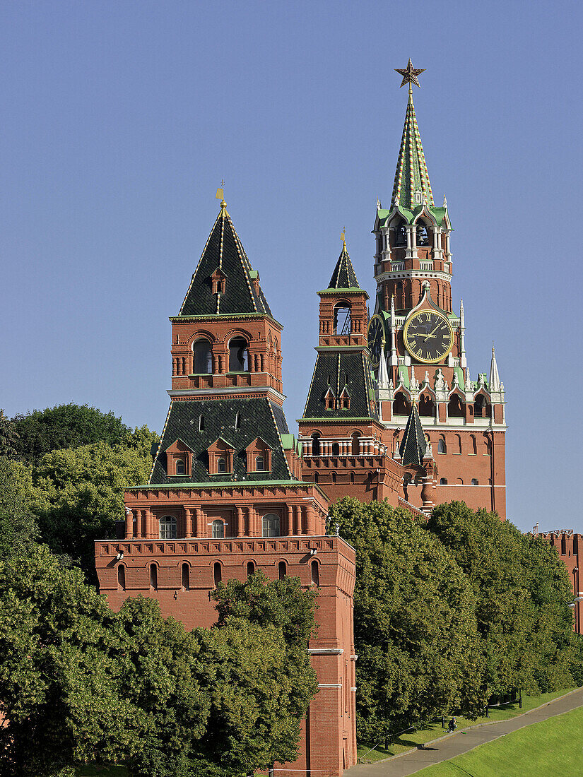 Kremlin, Kremlin wall with first Konstantino-Eleninskaya Tower, second Nabatnaya Tower ('Alarm,  Tower) and third Spasskaya Tower, Moscow, Russia