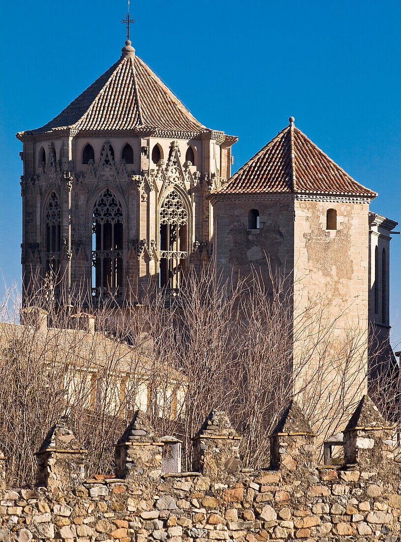 Torre del cimborrio y murallas del Monasterio cisterciense de Santa María de Poblet - Vimbodí - Comarca de la Conca de Barberà - Tarragona - Cataluña - España