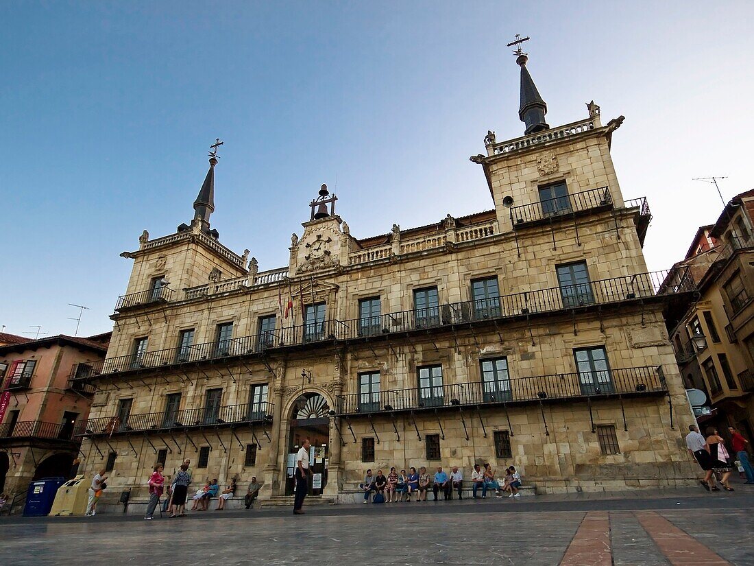 Ayuntamiento Viejo en la Plaza Mayor de León, con portada en estilo barroco - clasicista, construido en el siglo XVII - Castilla y León - España