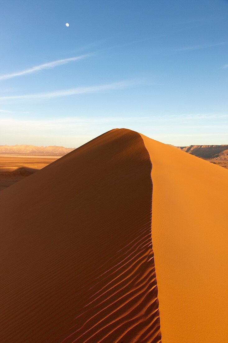 Sand dune and Akakus massif near Ghat, Wadi Tanezzouft, Ghat, Libia