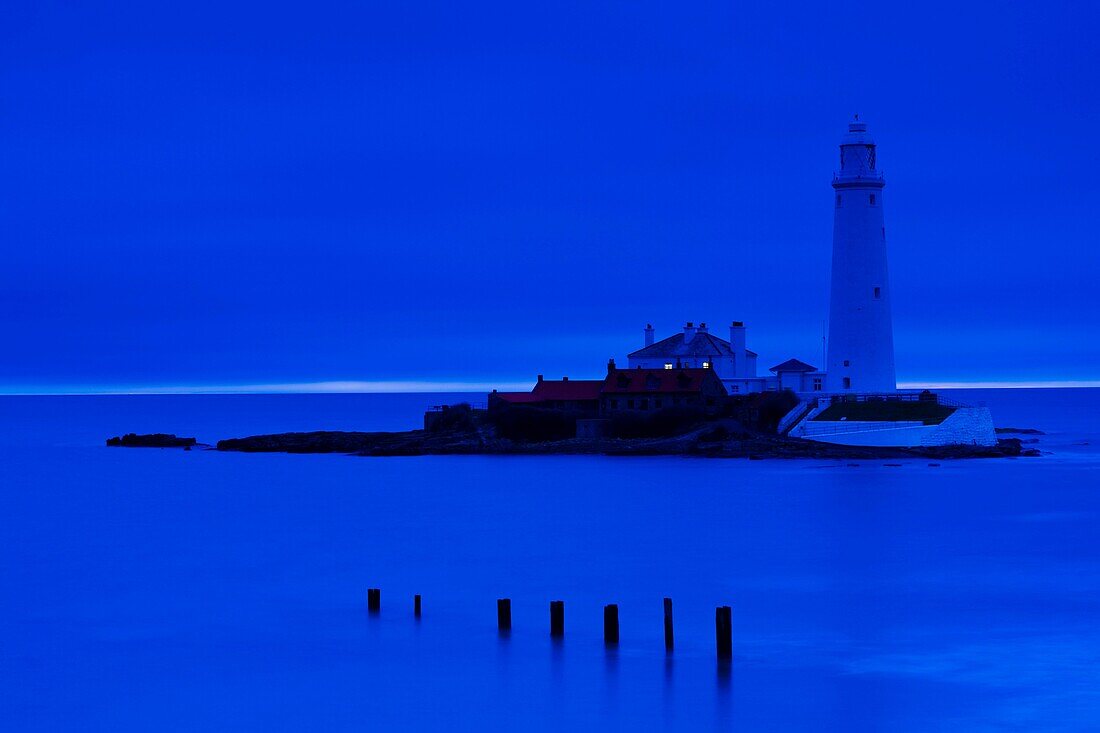 England, Tyne and Wear, Whitley Bay St Mary's Lighthouse and Island at dawn