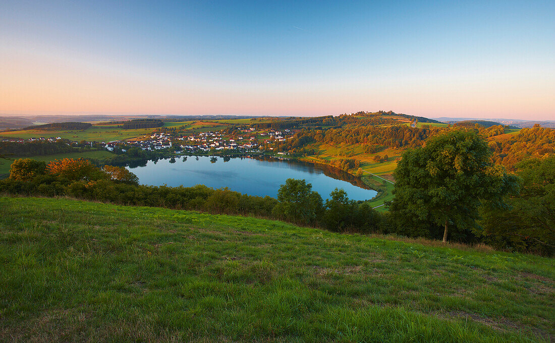 Dauner Maare, Schalkenmehrener Maar bei Daun im Morgenlicht, Eifel, Rheinland-Pfalz, Deutschland, Europa