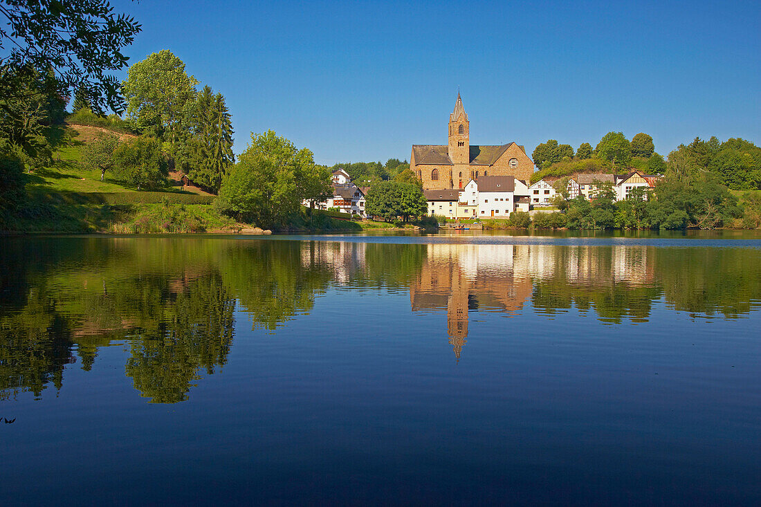 Ulmen mit Ulmener Maar, Spiegelung, Eifel, Rheinland-Pfalz, Deutschland, Europa