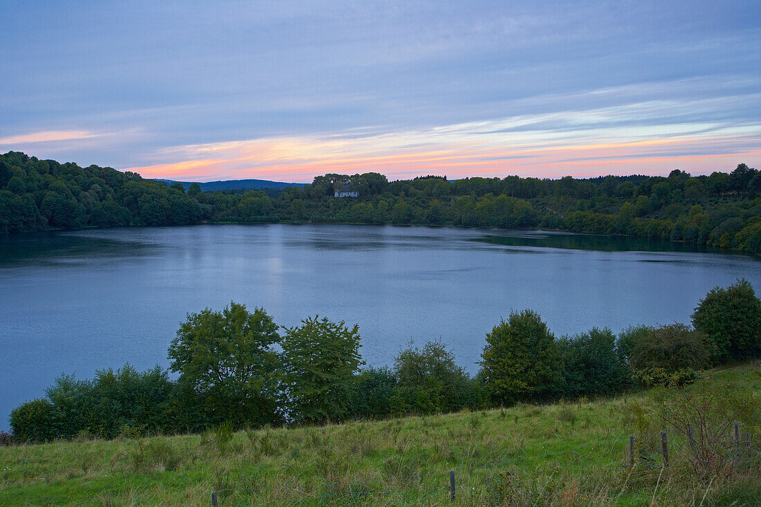Dauner Maare, Weinfelder Maar, Totenmaar, in the evening light, Daun, Eifel, Rhineland-Palatinate, Germany, Europe