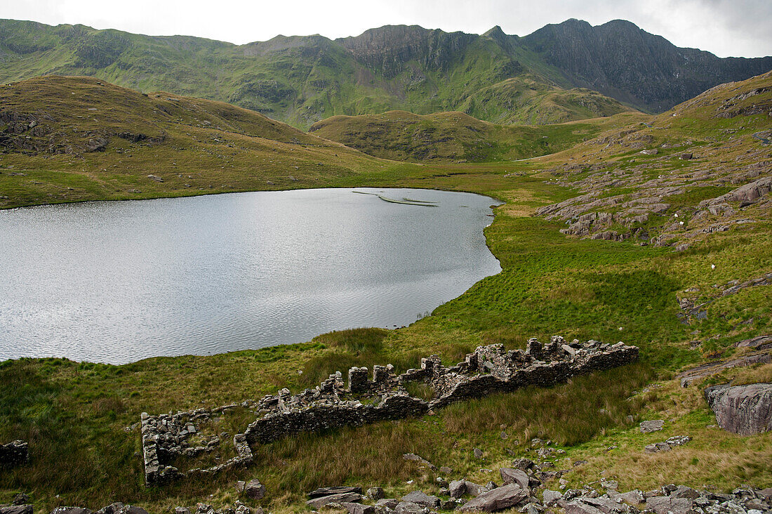 Der See Llyn Tyren vom Miners Track gesehen, Snowdonia National Park, Wales, Großbritannien