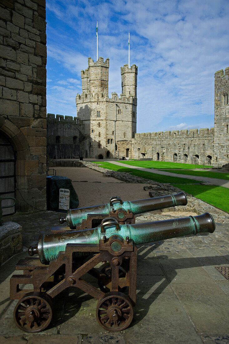 Kanonen in Caernarfon Castle, Caernarfon, Wales, Großbritannien