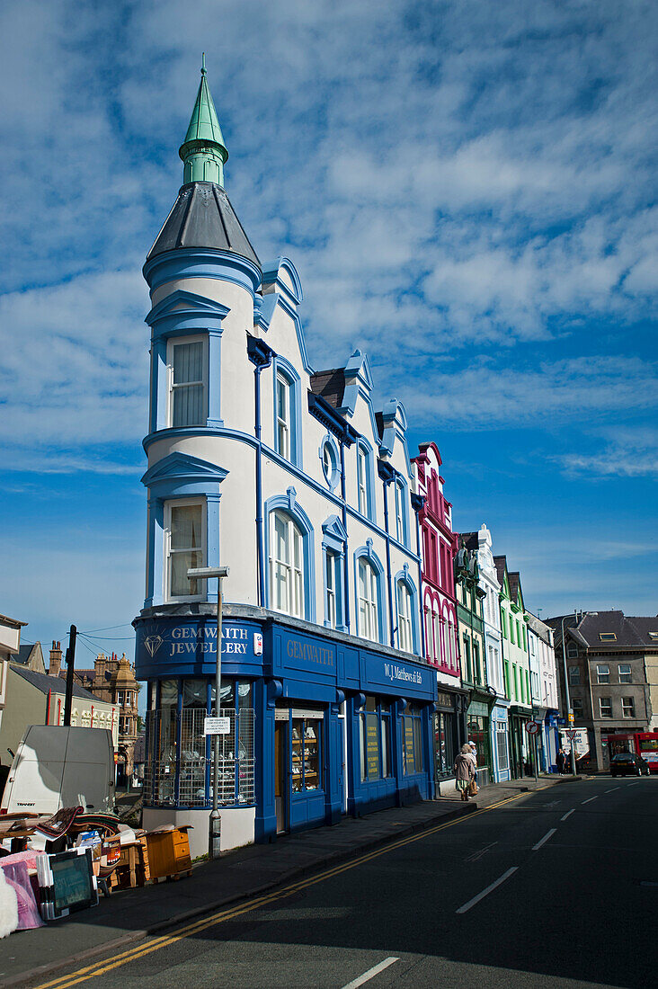 Geschäfte und Restaurants im Stadtzentrum von Caernarfon, Wales, Großbritannien