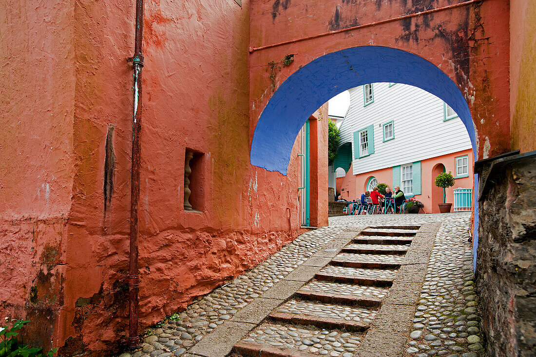 Archway in the village of Portmeirion, founded by Welsh architekt Sir Clough Williams-Ellis in 1926, Portmeirion, Wales, UK