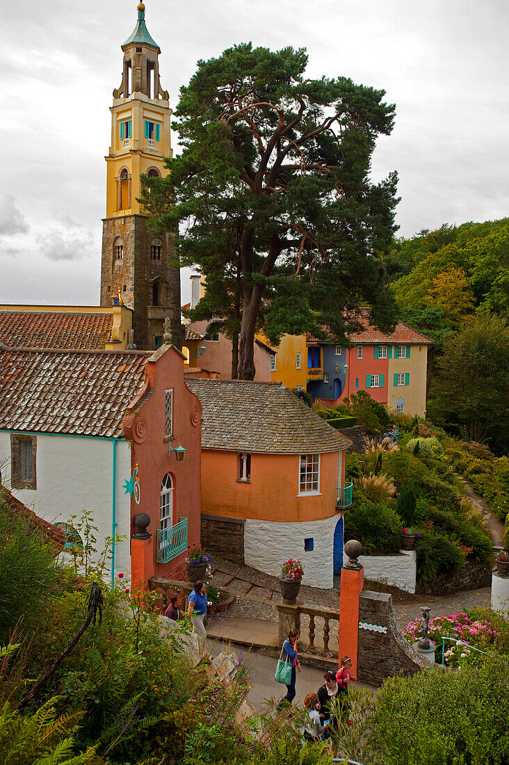 The village of Portmeirion and church tower, founded by Welsh architekt Sir Clough Williams-Ellis in 1926, Portmeirion, Wales, UK