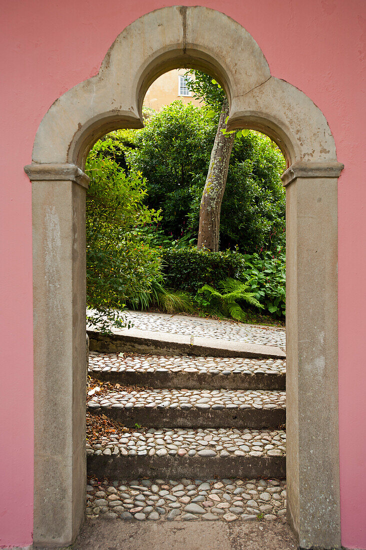 View through an archway, The village of Portmeirion, founded by Welsh architekt Sir Clough Williams-Ellis in 1926, Portmeirion, Wales, UK