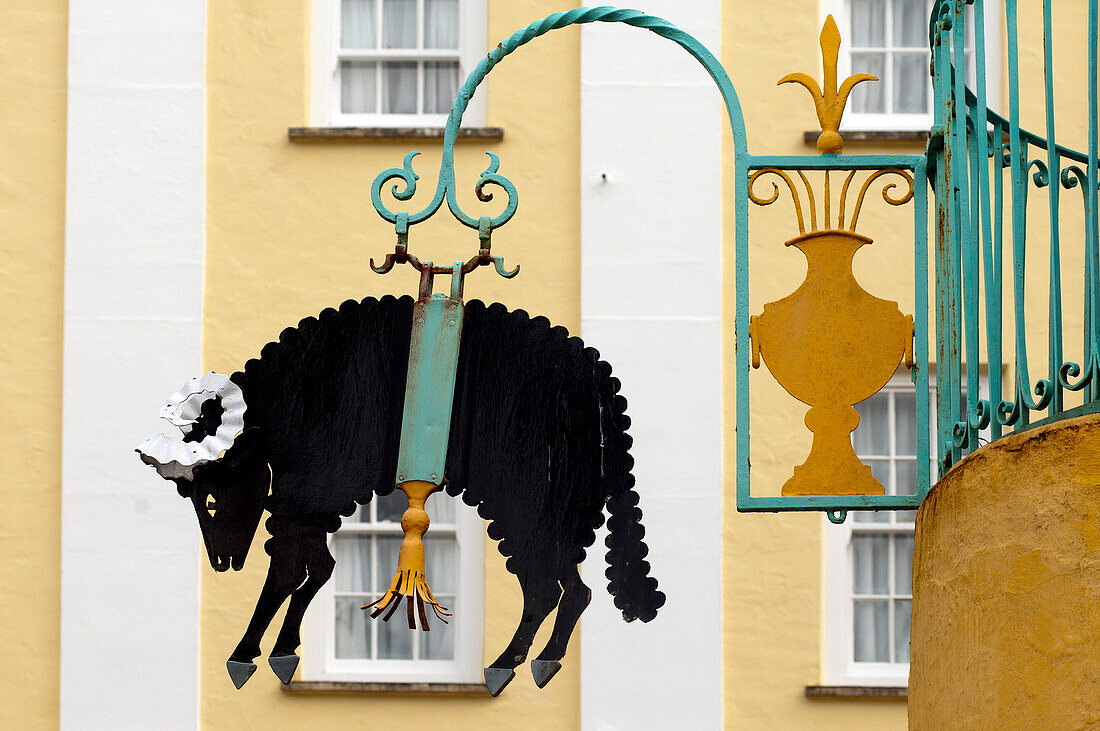 Susan Williams-Ellis's sheep sign outside a coffee shop, The village of Portmeirion, founded by Welsh architekt Sir Clough Williams-Ellis in 1926, Wales, UK