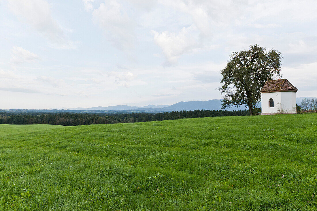 Landschaft mit Kapelle bei Penzberg, Bayern, Deutschland