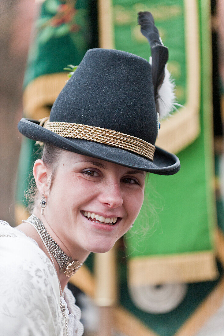 Frau in Tracht, Leonhardiritt, Benediktbeuern, Bayern, Deutschland