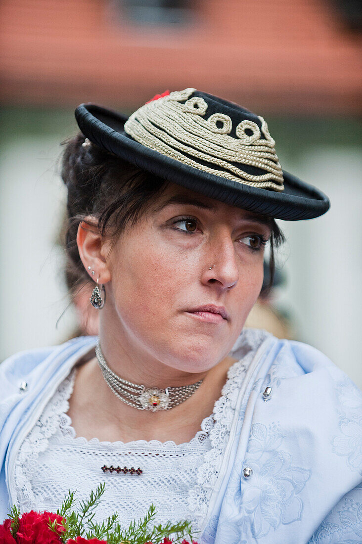 Frau in Tracht, Leonhardiritt, Benediktbeuern, Bayern, Deutschland