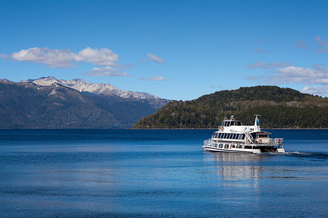 Schiff auf dem Lago Nahuel Huapi, bei San Carlos de Bariloche, Rio Negro, Patagonien, Argentinien