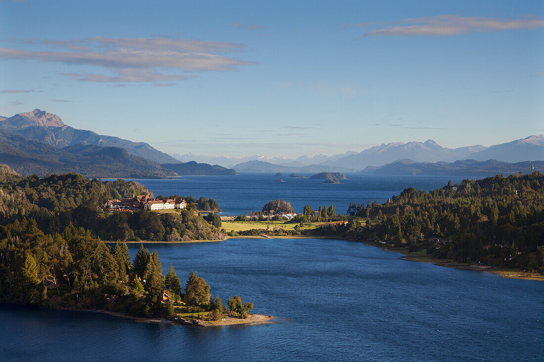 Morgenlicht am Lago Moreno, Blick zum Hotel Llao Llao und zum Lago Nahuel Huapi, bei San Carlos de Bariloche, Rio Negro, Patagonien, Argentinien