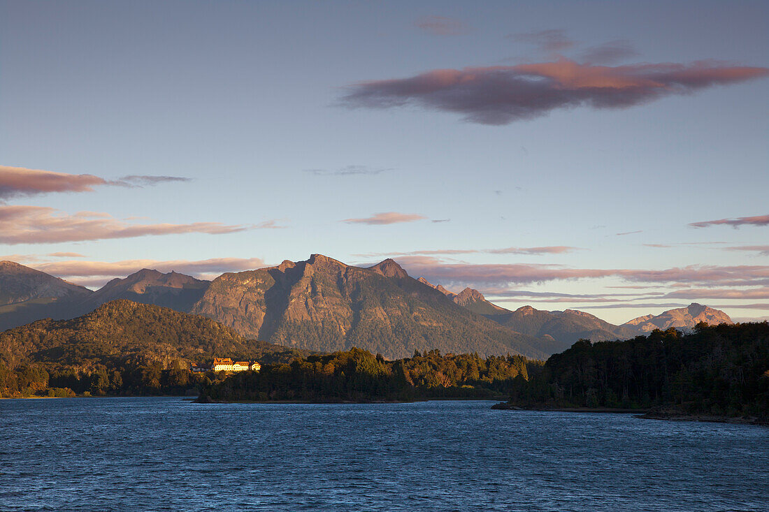 Morgenlicht am Lago Moreno, Blick zum Hotel Llao Llao, Nationalpark Nahuel Huapi, bei San Carlos de Bariloche, Rio Negro, Patagonien, Argentinien