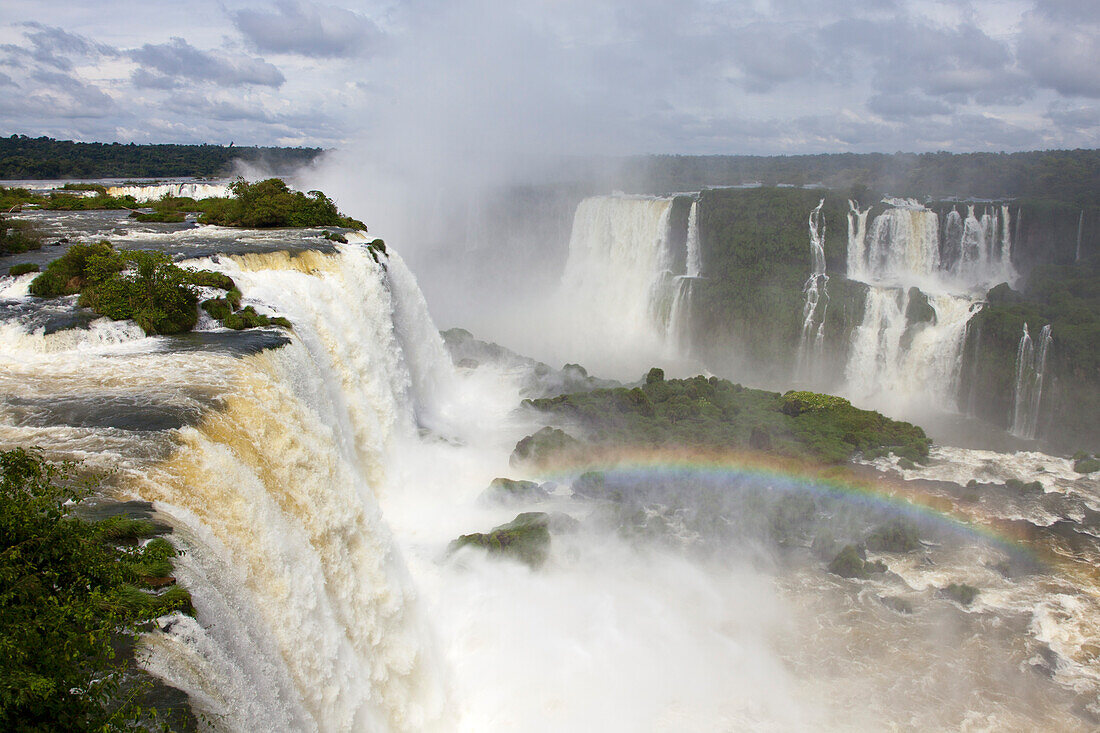 Floriano falls, view towards the Argentinian side of the falls, Iguazu, Parana, Brazil