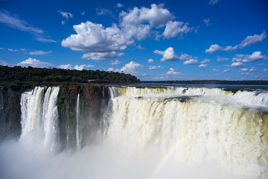 Regenbogen am Wasserfall Garganta del Diablo, Iguazu National Park, Iguazu, Misiones, Argentinien