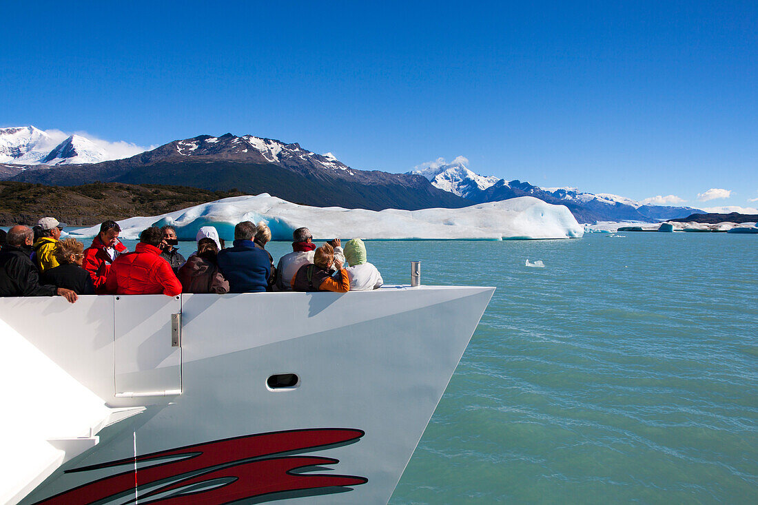 Menschen fotografieren die Eisberge vom Schiff aus, Upsala Gletscher, Lago Argentino, Nationalpark Los Glaciares, bei El Calafate, Patagonien, Argentinien