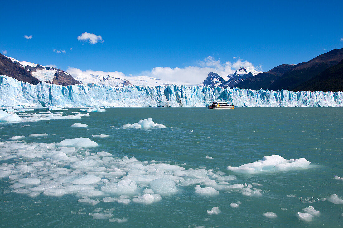 Ship in front of the Perito Moreno glacier, Lago Argentino, Los Glaciares National Park, near El Calafate, Patagonia, Argentina