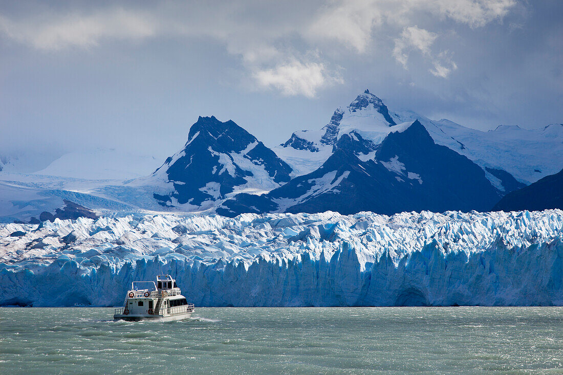 Ship in front of the Perito Moreno glacier, Lago Argentino, Los Glaciares National Park, near El Calafate, Patagonia, Argentina