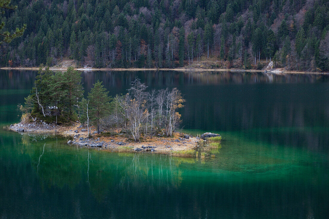 Insel im Eibsee bei Garmisch-Partenkirchen unterhalb der Zugspitze im Wettersteingebirge, bayerische Alpen, Oberbayern, Deutschland, Europa