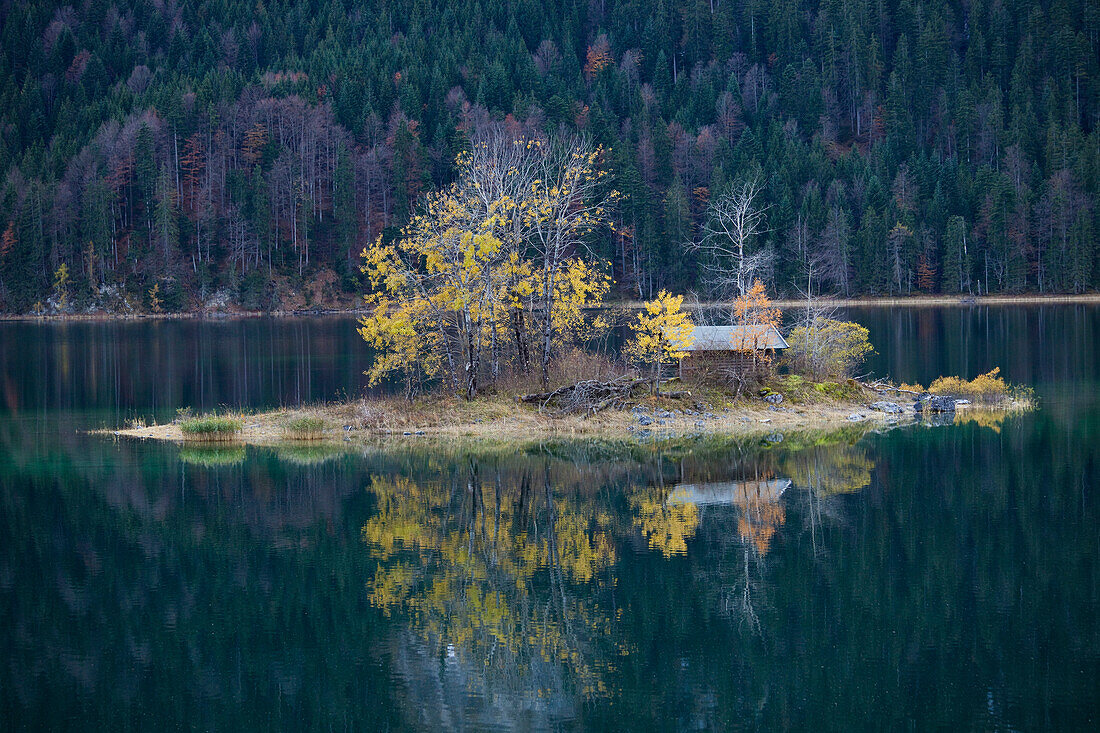 Insel im Eibsee bei Garmisch-Partenkirchen unterhalb der Zugspitze im Wettersteingebirge, bayerische Alpen, Oberbayern, Deutschland, Europa