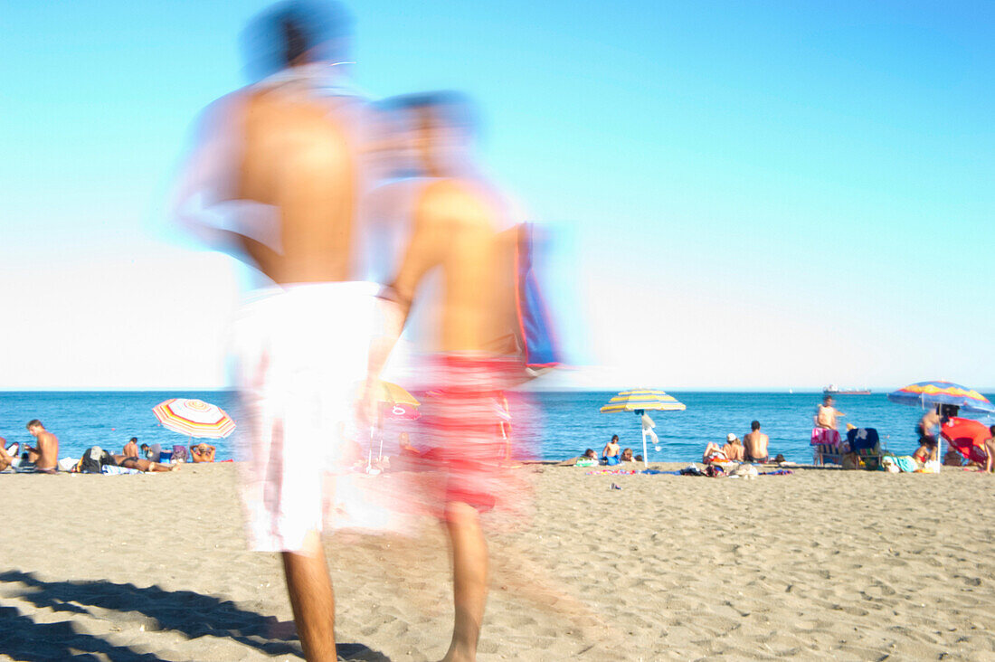 Menschen am Strand mit Bewegungsunschärfe, Marbella, Andalusien, Spanien, Europa