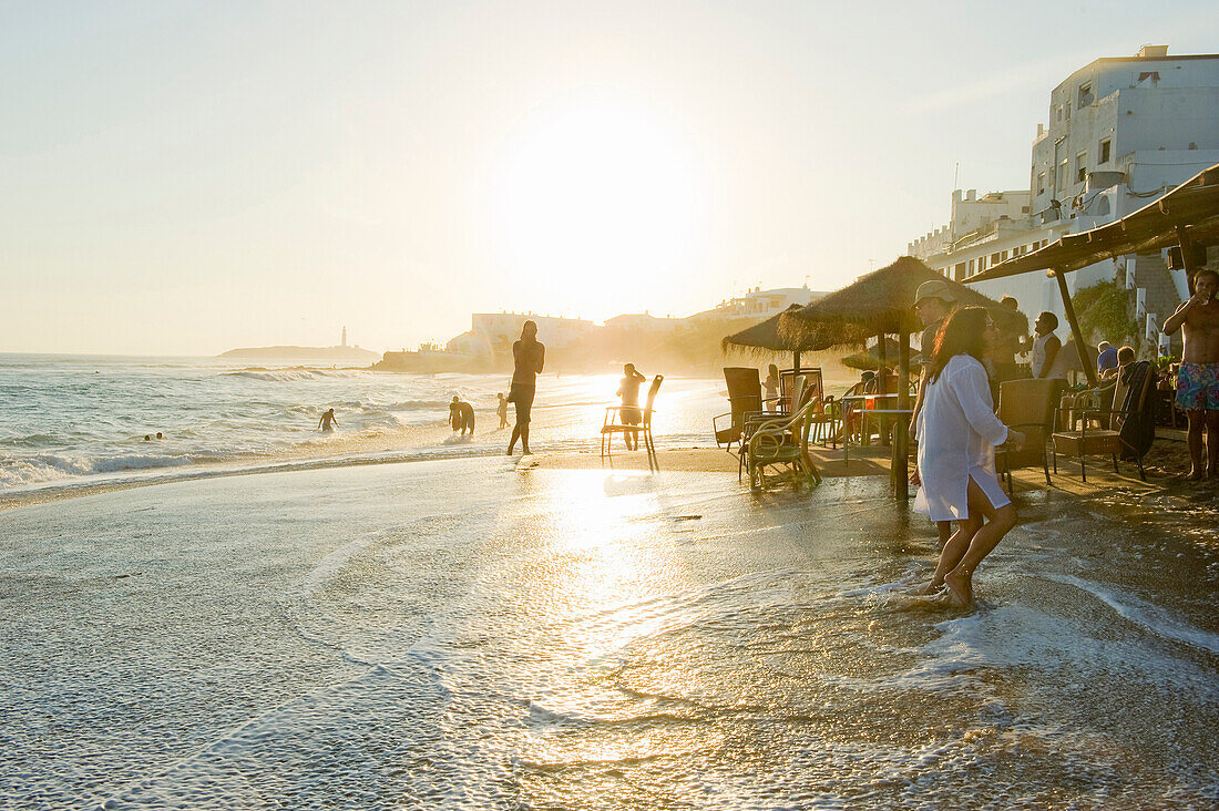 Menschen am Strand mit Kap Trafalgar im Hintergrund, Los Canos de Meca, Andalusien, Spanien, Europa