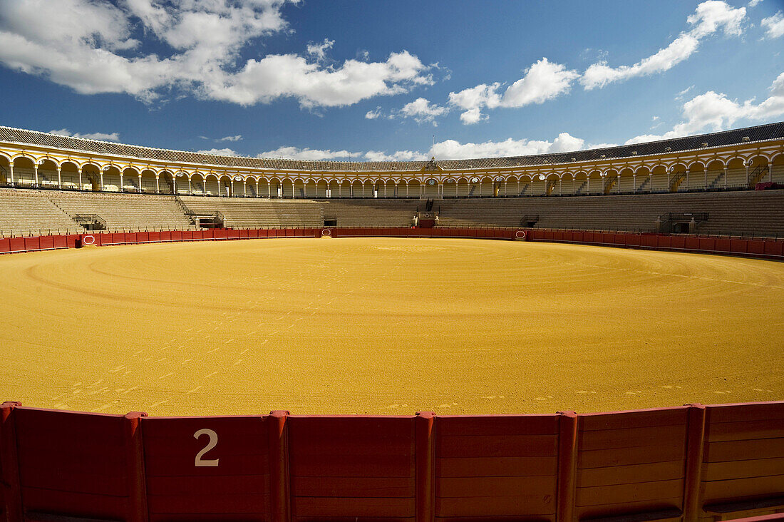 Menschenleere Stierkampfarena im Sonnenlicht, Sevilla, Andalusien, Spanien, Europa