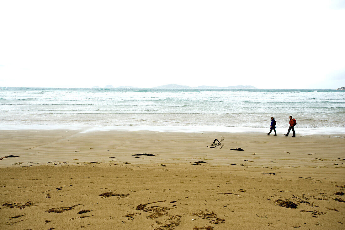 Zwei Wanderer am Norman Beach, Wilsons Promontory National Park, Victoria, Australien