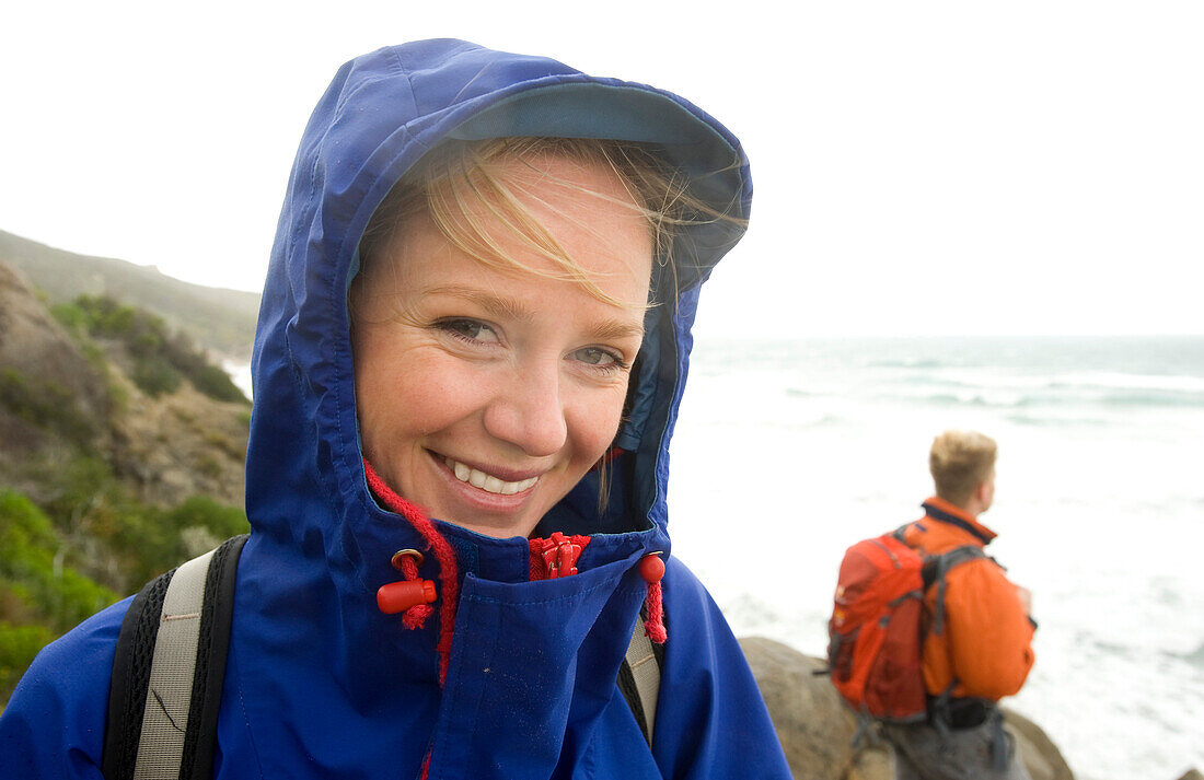 Zwei Wanderer am Norman Point, Frau lächelt, Wilsons Promontory National Park, Victoria, Australien