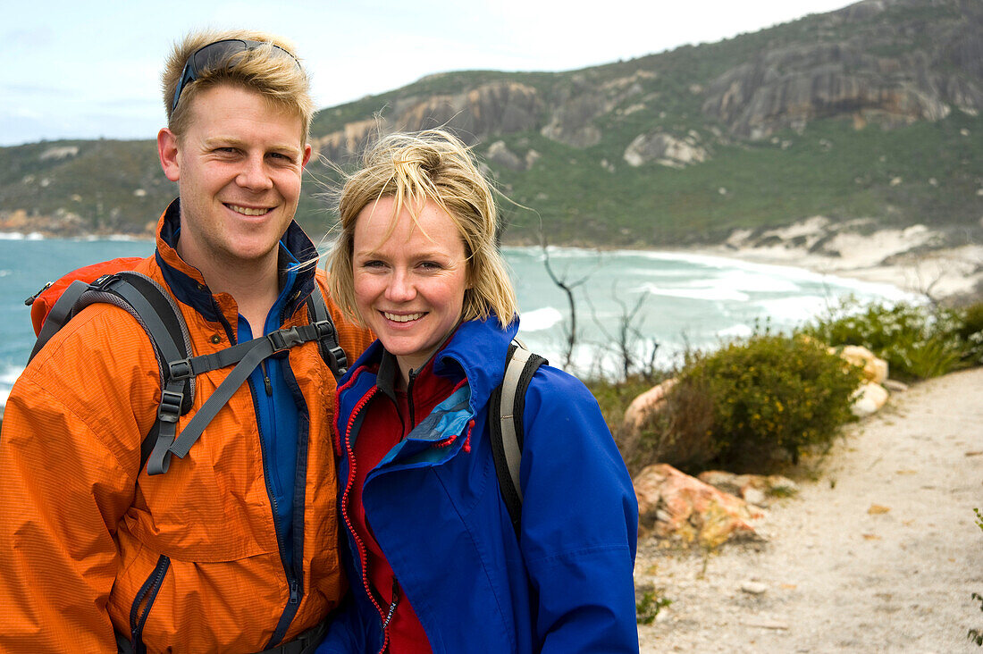 Zwei Wanderer nahe Little Oberon Bay, Wilsons Promontory National Park, Victoria, Australien