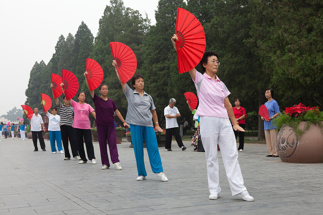 Morgengymnastik, Tai Chi Chuan, Taiqi im Tiantan-Park beim Kaiserlichen Himmelstempel, Peking, Beijing, Volksrepublik China