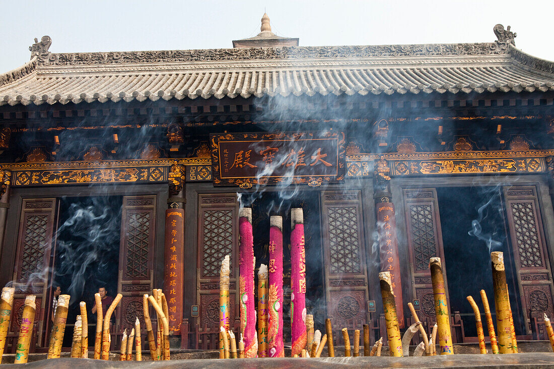 Räucherstäbchen bei der Grossen Wildganspaode Da Yanta bei Xi'an, Xiang, Provinz Shaanxi, Volksrepublik China