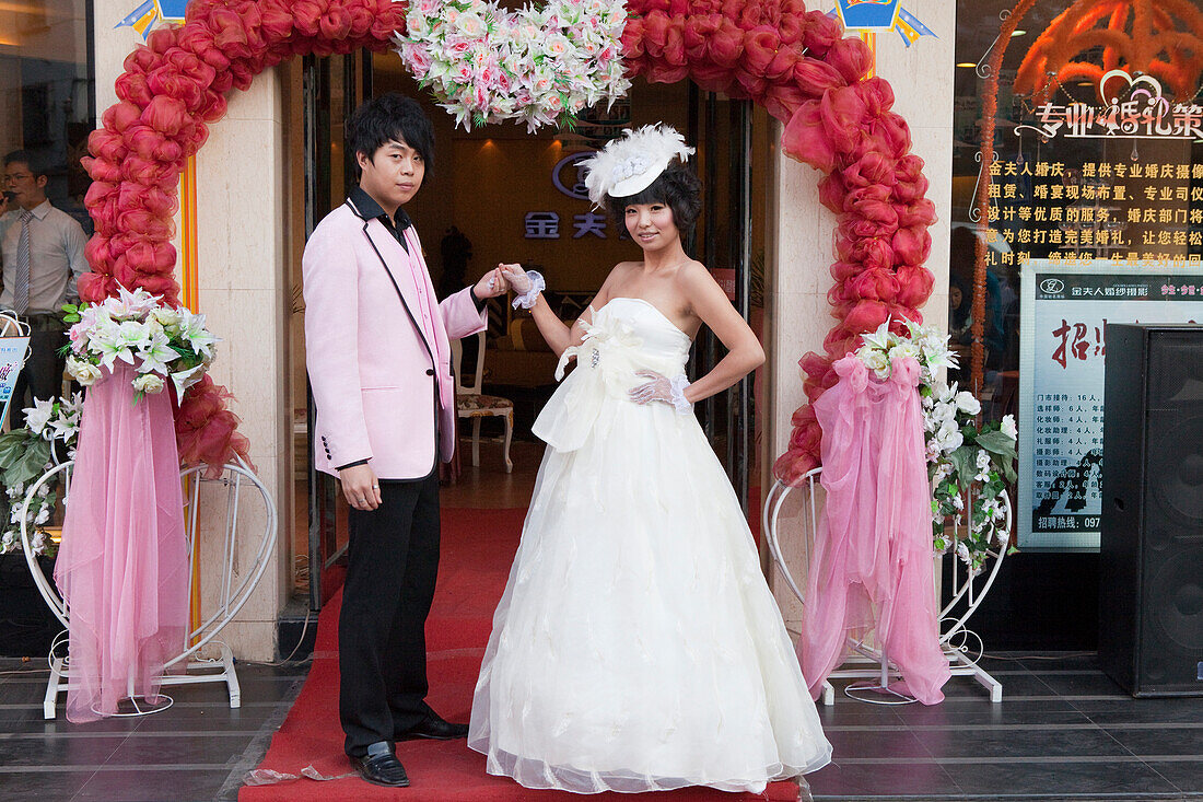 Chinesisches Brautpaar in Xining, Provinz Qinghai, Volksrepublik China