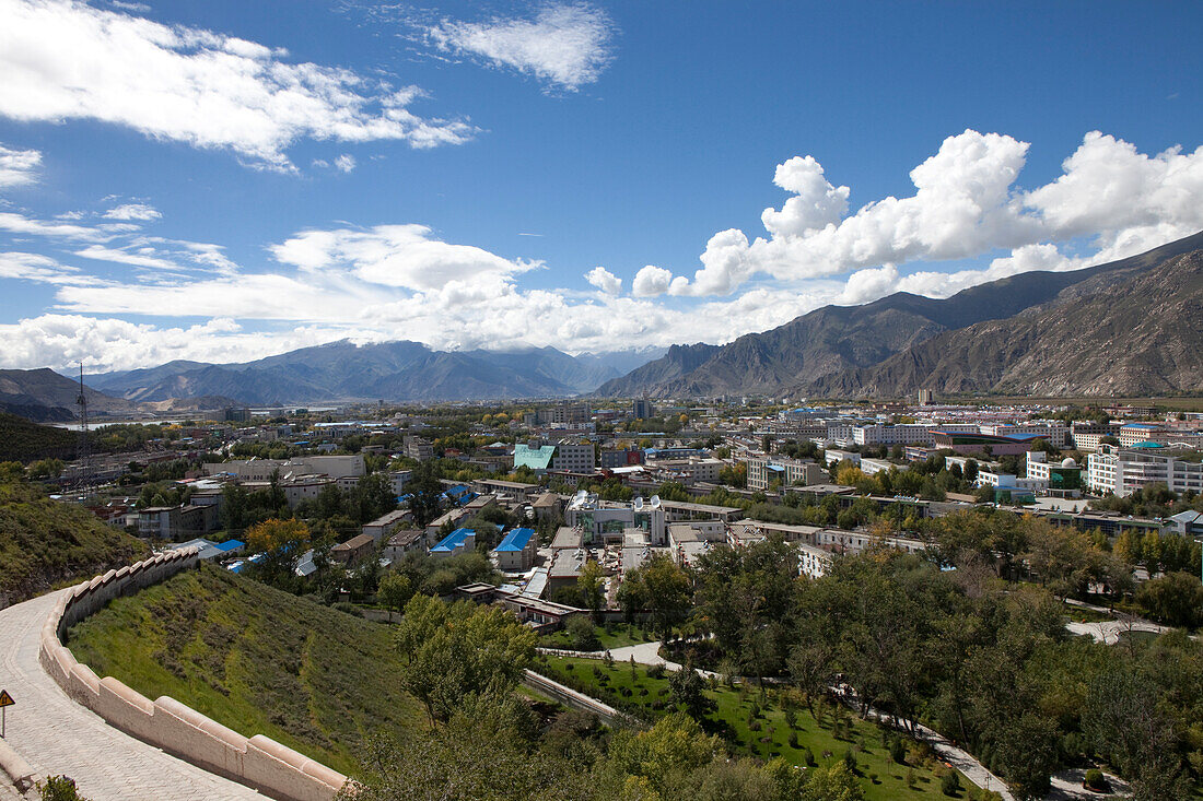 Blick auf Lhasa, autonomes Gebiet Tibet, Volksrepublik China