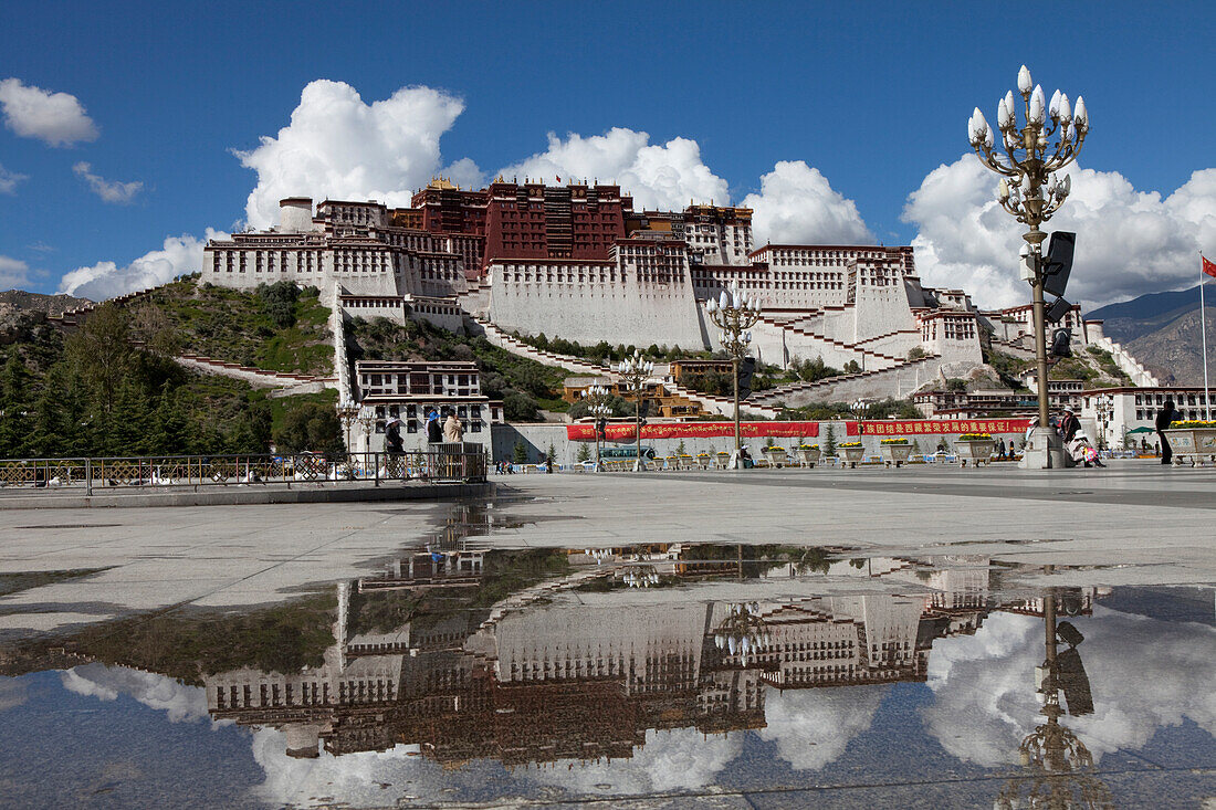 Potala-Palast, Residenz und Regierungssitz der Dalai Lamas in Lhasa, autonomes Gebiet Tibet, Volksrepublik China