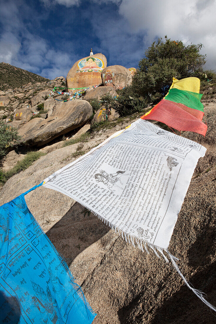 Gebetsfahnen im Drepung Klosterkomplex bei Lhasa, autonomes Gebiet Tibet, Volksrepublik China