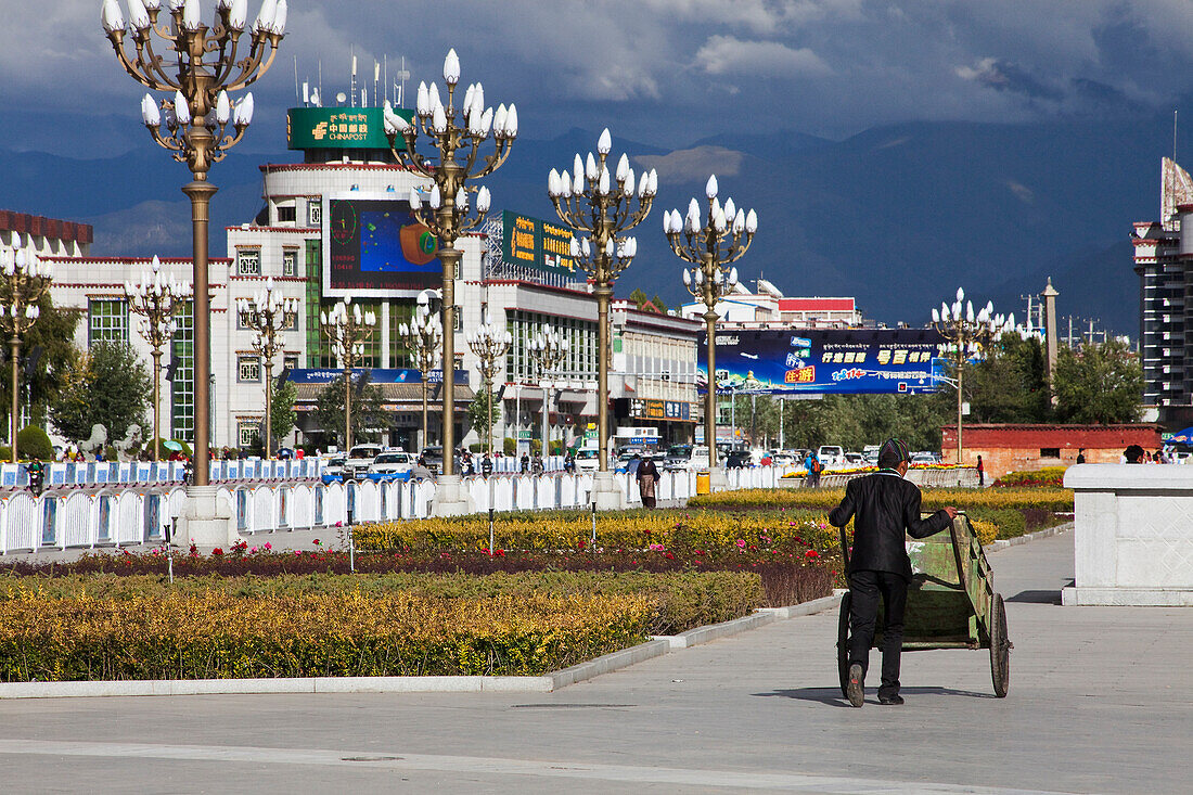 Strassenleuchter am Lhasa Platz in Lhasa, autonomes Gebiet Tibet, Volksrepublik China