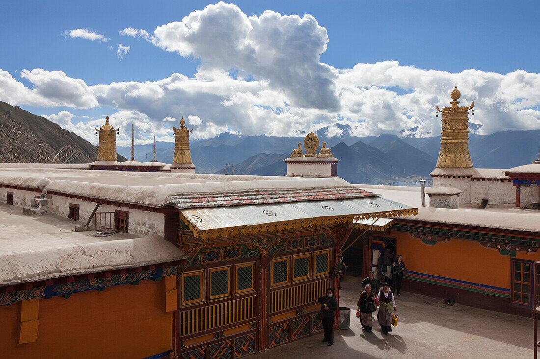 Blick vom Dach des Drepung Klosterkomplex bei Lhasa, Pilger, autonomes Gebiet Tibet, Volksrepublik China