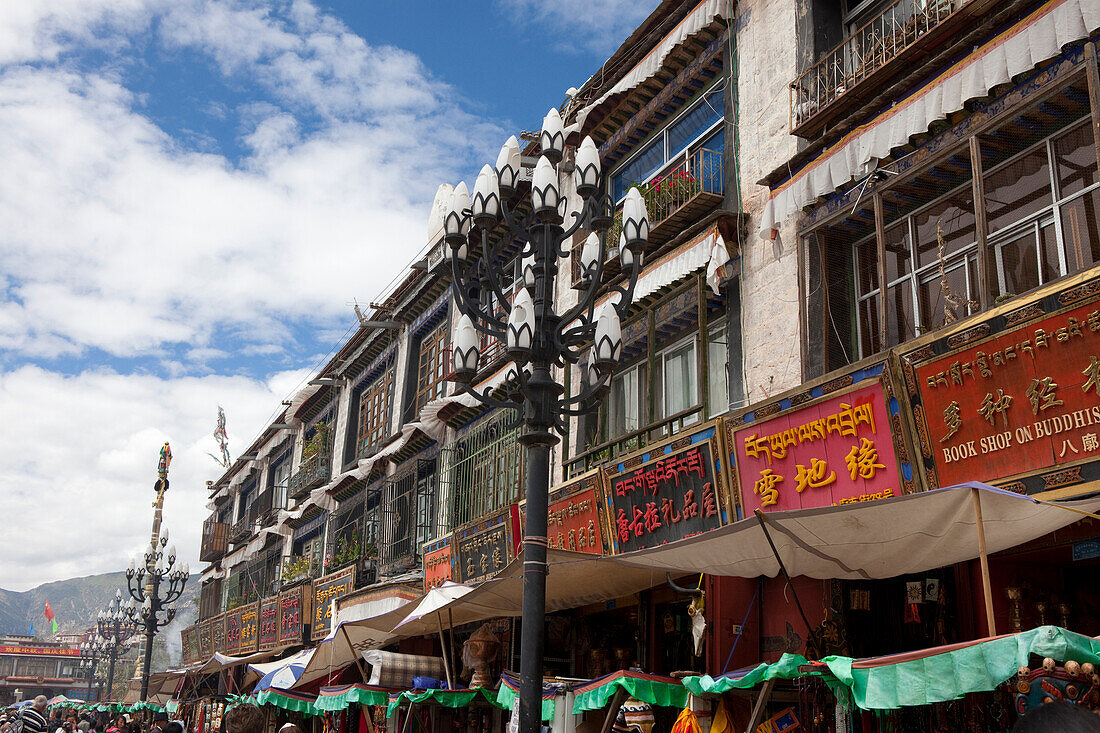 Läden im historischen Zentrum von Lhasa, autonomes Gebiet Tibet, Volksrepublik China
