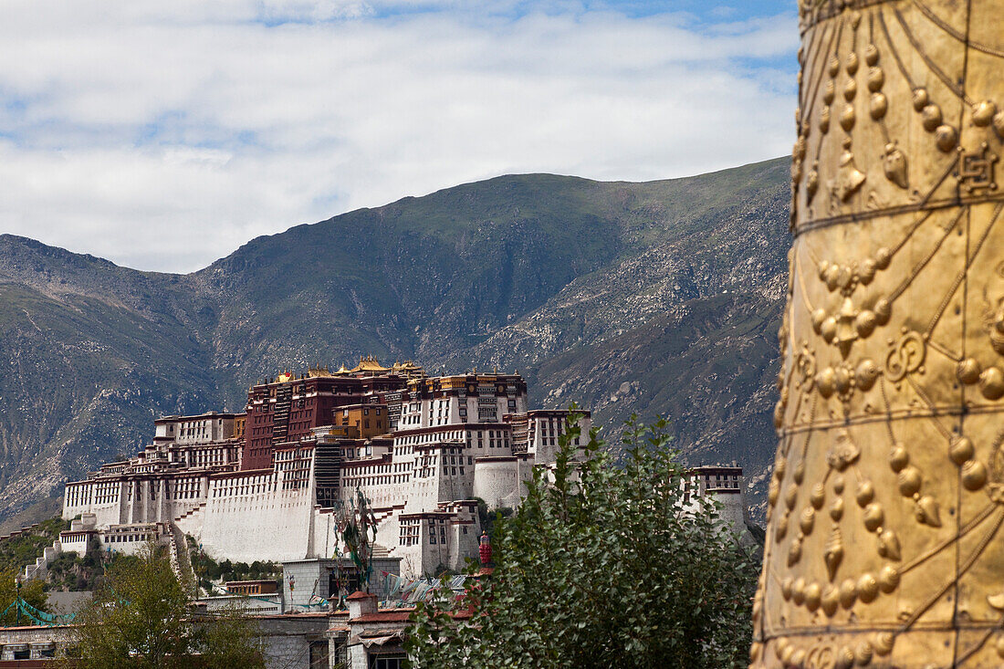 Potala Palace, residence and government seat of the Dalai Lamas in Lhasa, Transhimalaya mountains, Tibet Autonomous Region, People's Republic of China