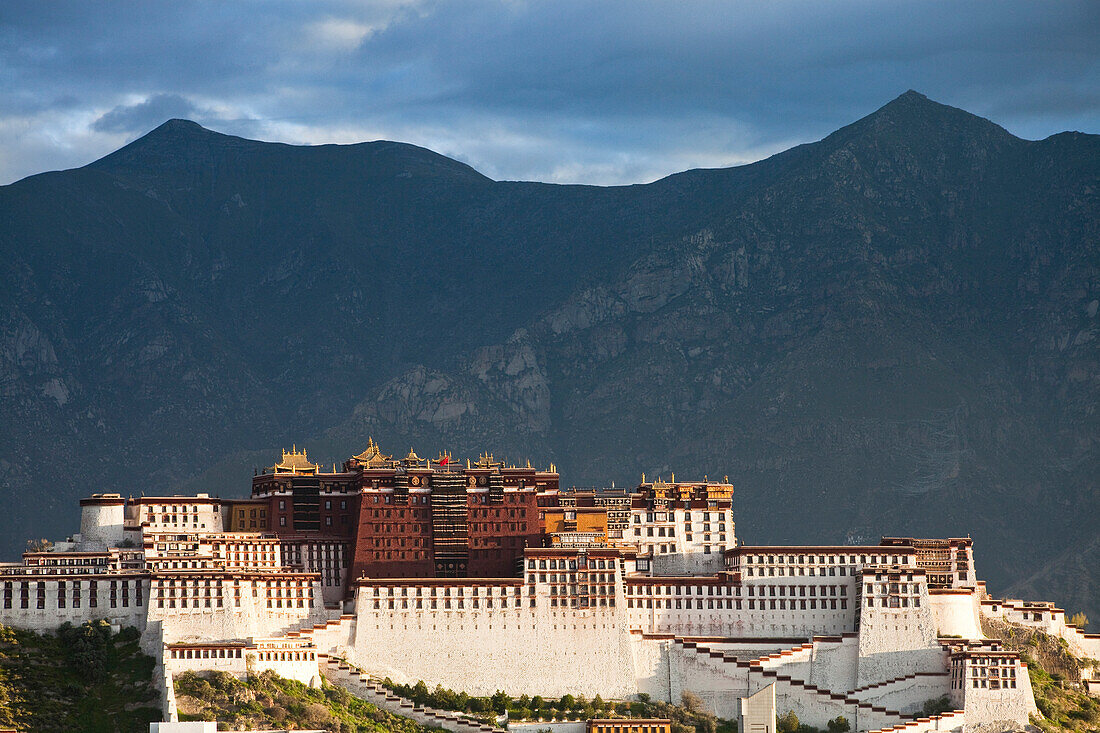 Potala-Palast, Residenz und Regierungssitz der Dalai Lamas in Lhasa, Transhimalaya Gebirge, autonomes Gebiet Tibet, Volksrepublik China